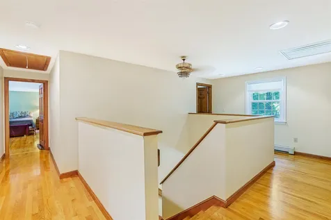 19 King Henry Drive Londonderry NH 03053