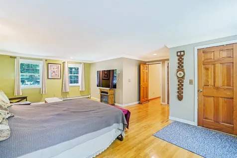 19 King Henry Drive Londonderry NH 03053