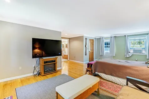 19 King Henry Drive Londonderry NH 03053