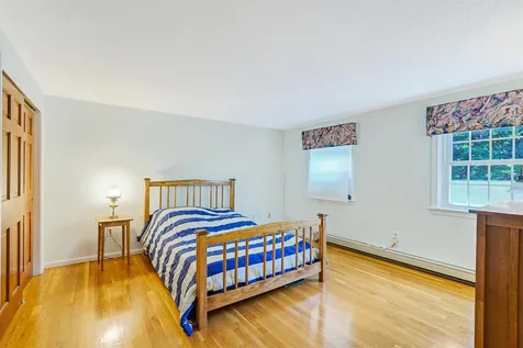 19 King Henry Drive Londonderry NH 03053