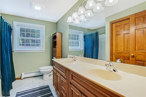 19 King Henry Drive Londonderry NH 03053