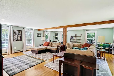 19 King Henry Drive Londonderry NH 03053