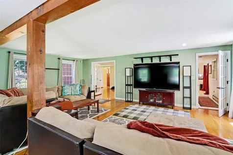 19 King Henry Drive Londonderry NH 03053