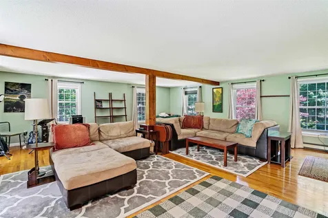19 King Henry Drive Londonderry NH 03053