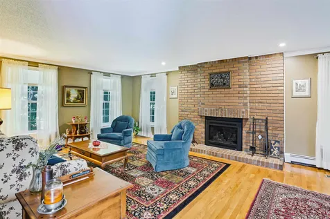 19 King Henry Drive Londonderry NH 03053
