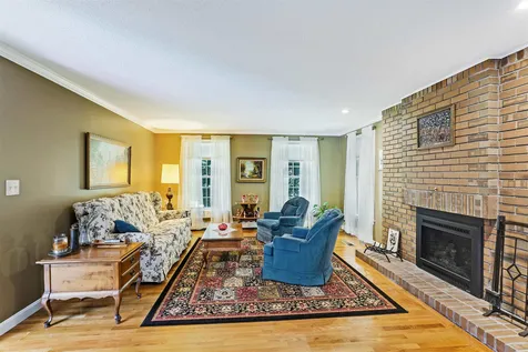 19 King Henry Drive Londonderry NH 03053