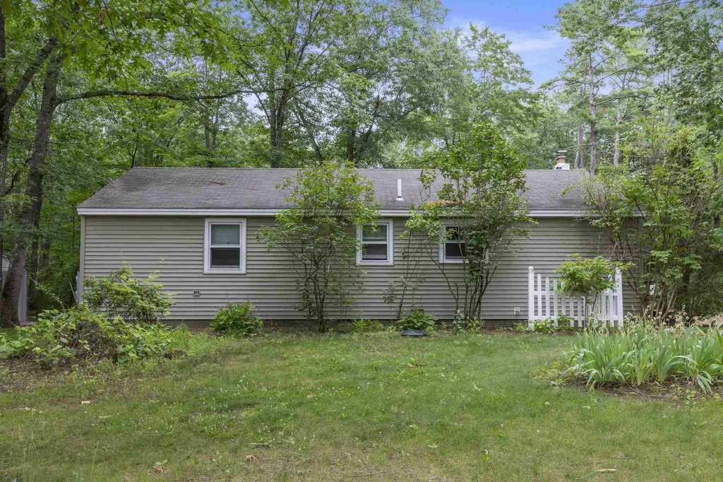 17 Langs Lane Newmarket NH 03857