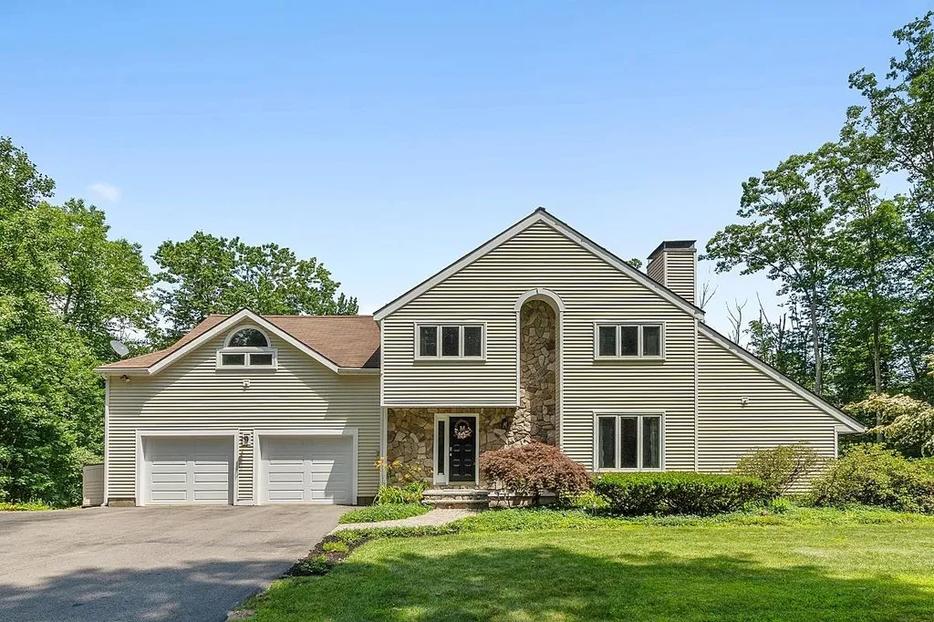 27 Blossom Road Windham NH 03087