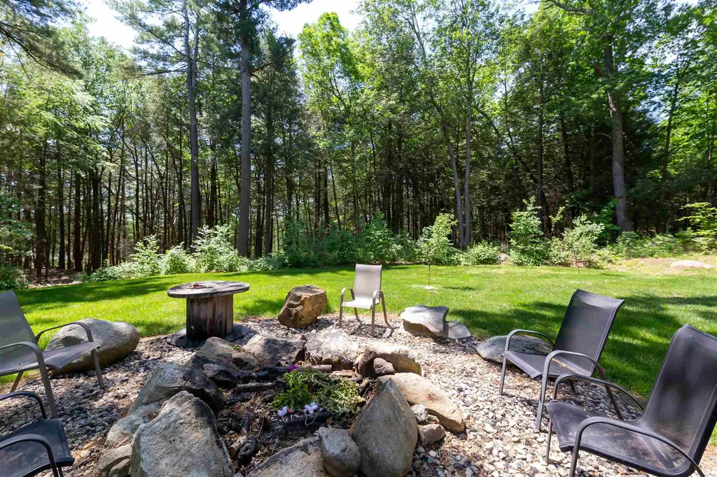 31 Hollow Oak Drive Sandown NH 03873