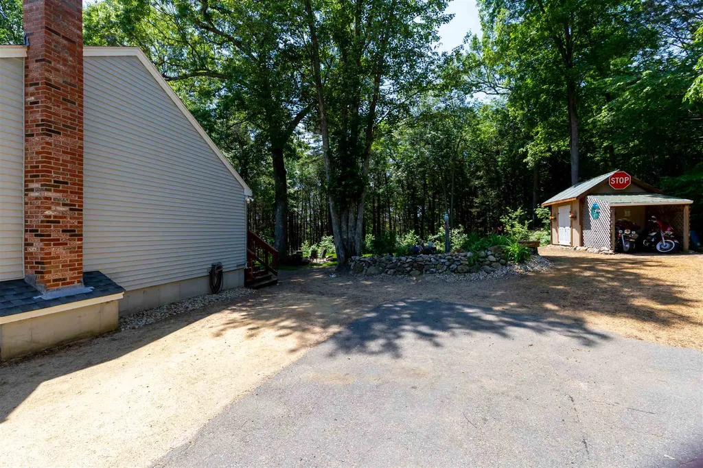 31 Hollow Oak Drive Sandown NH 03873