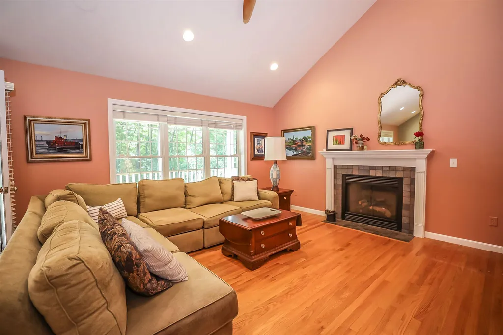 138 Streamside Drive Manchester NH 03102