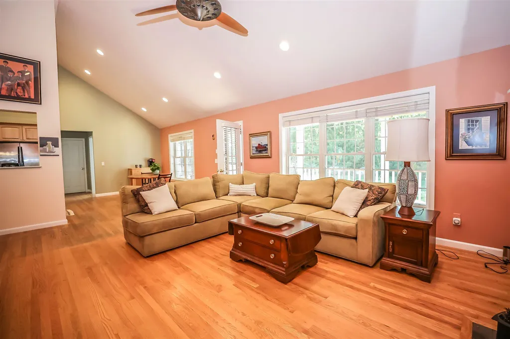138 Streamside Drive Manchester NH 03102