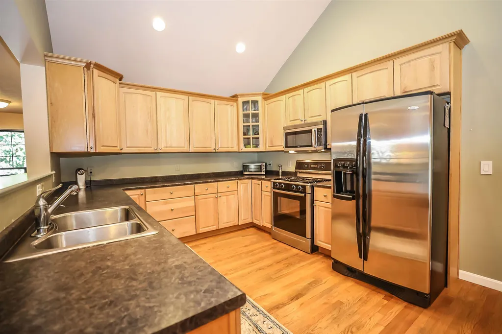 138 Streamside Drive Manchester NH 03102