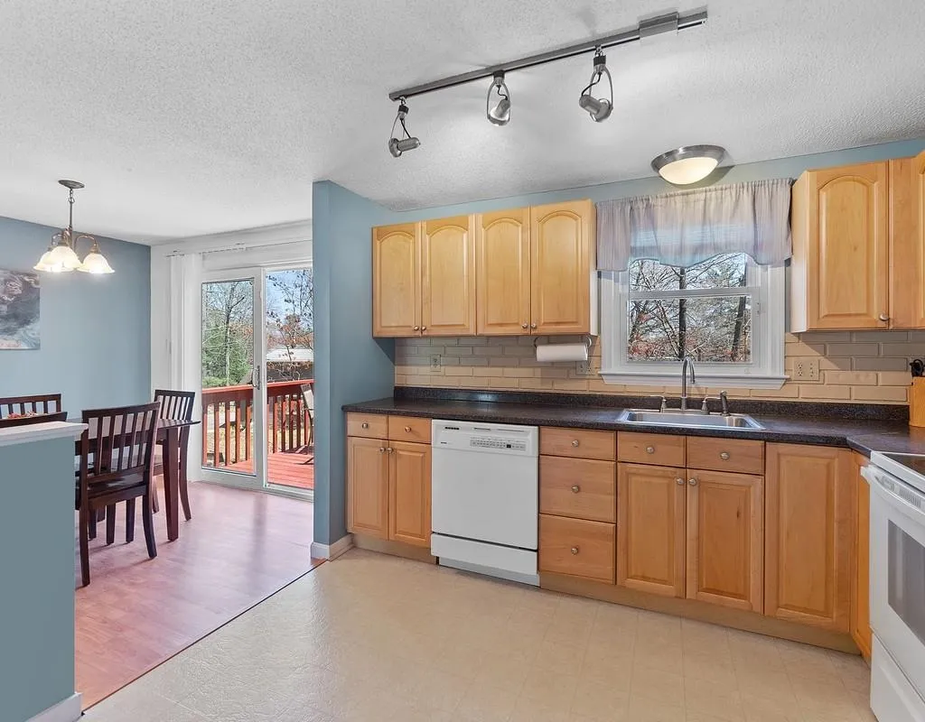 7 Colleen Road Nashua NH 03062-3049