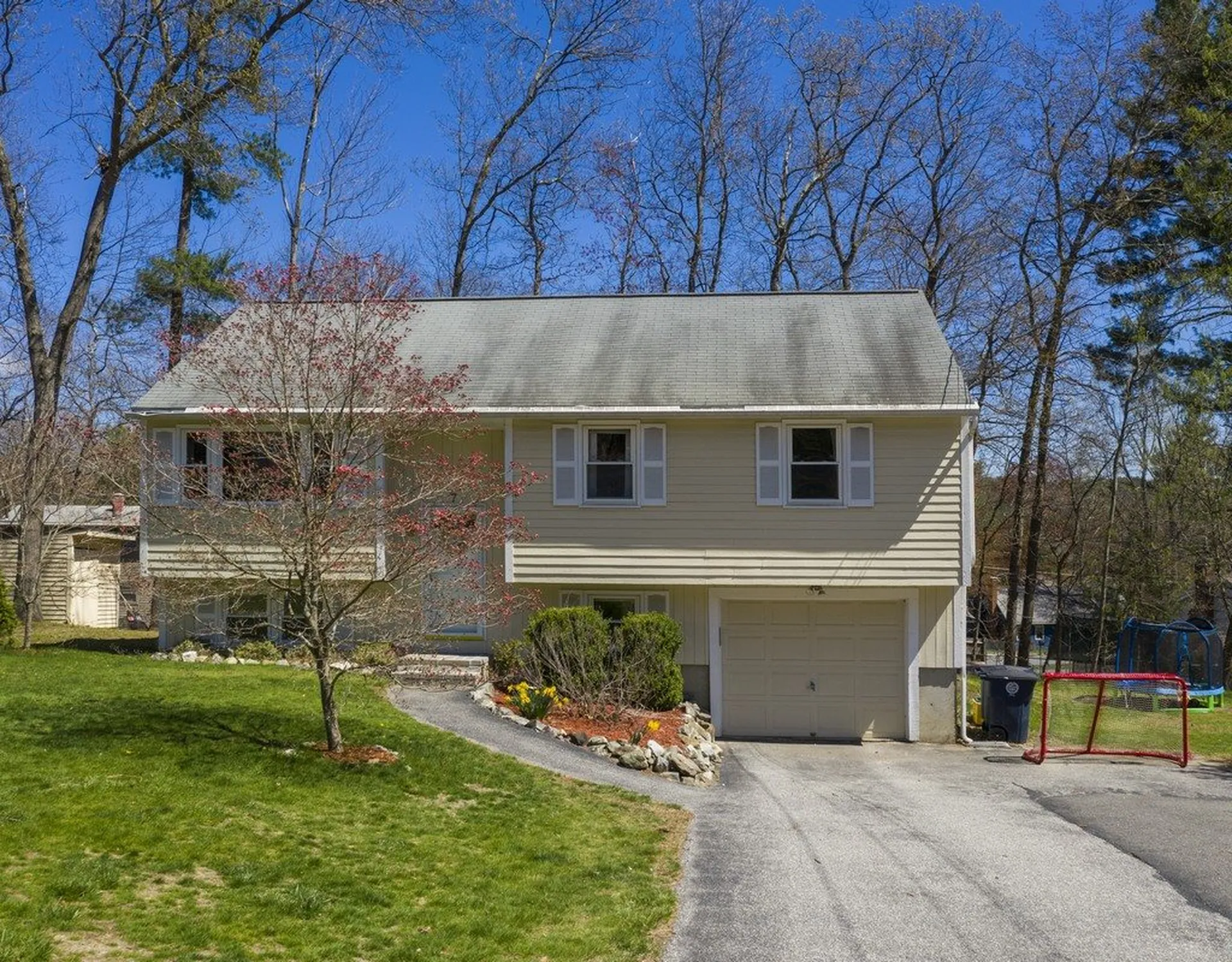 7 Colleen Road Nashua NH 03062-3049