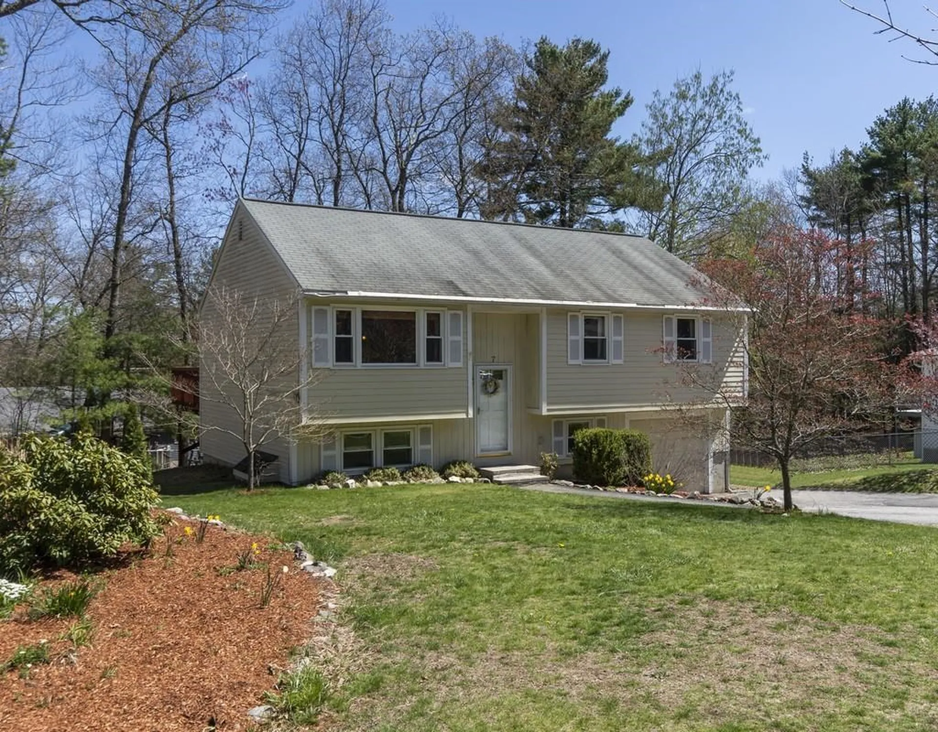 7 Colleen Road Nashua NH 03062-3049