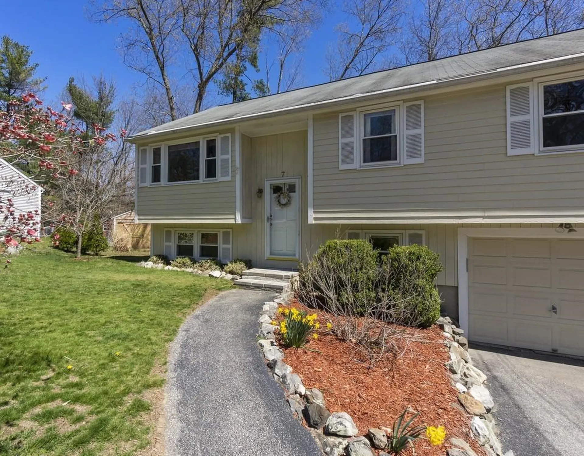 7 Colleen Road Nashua NH 03062-3049