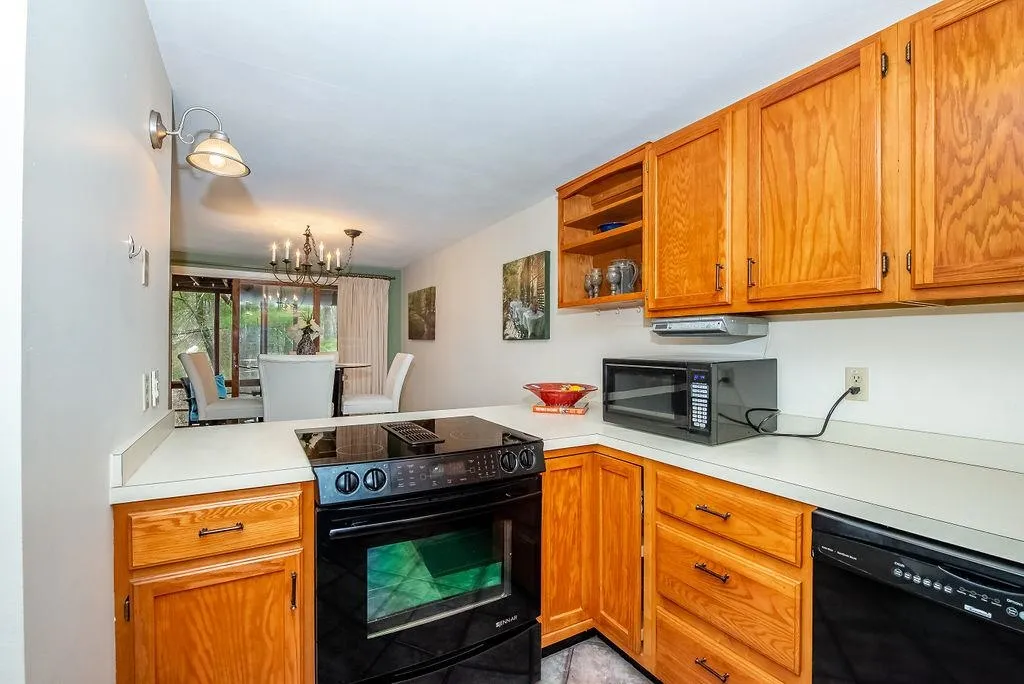 24 Kirriemuir Road Stratham NH 03885