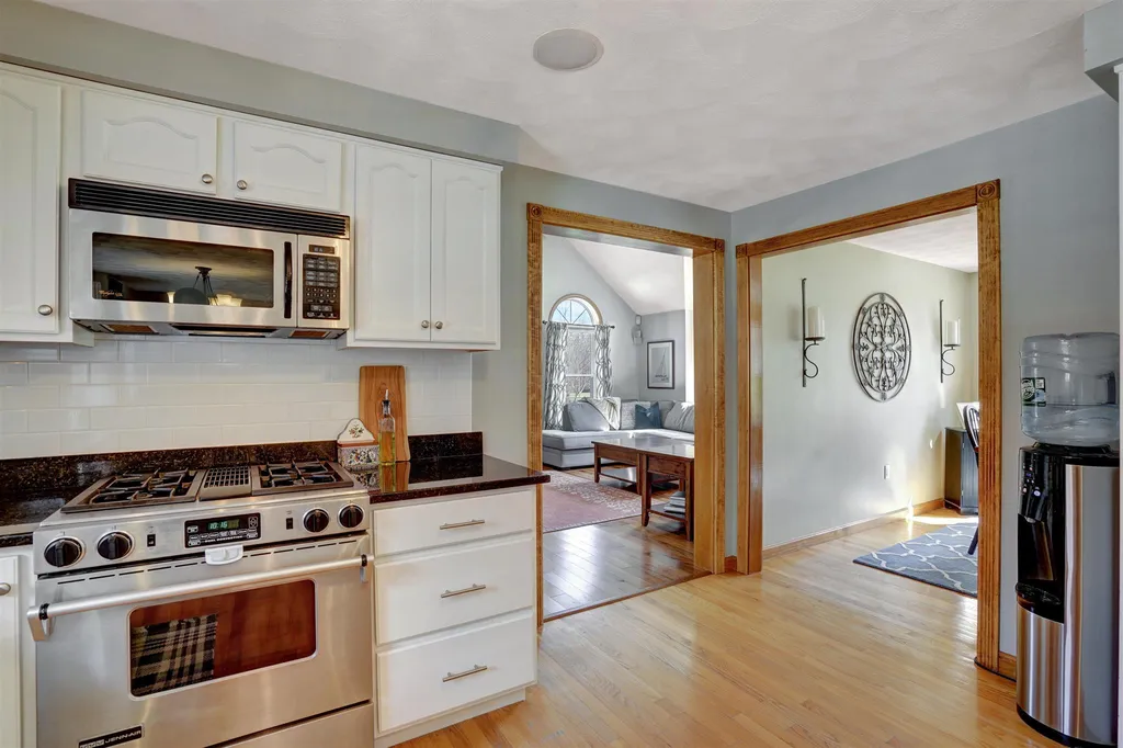 15 Beacon Hill Road Pelham NH 03076