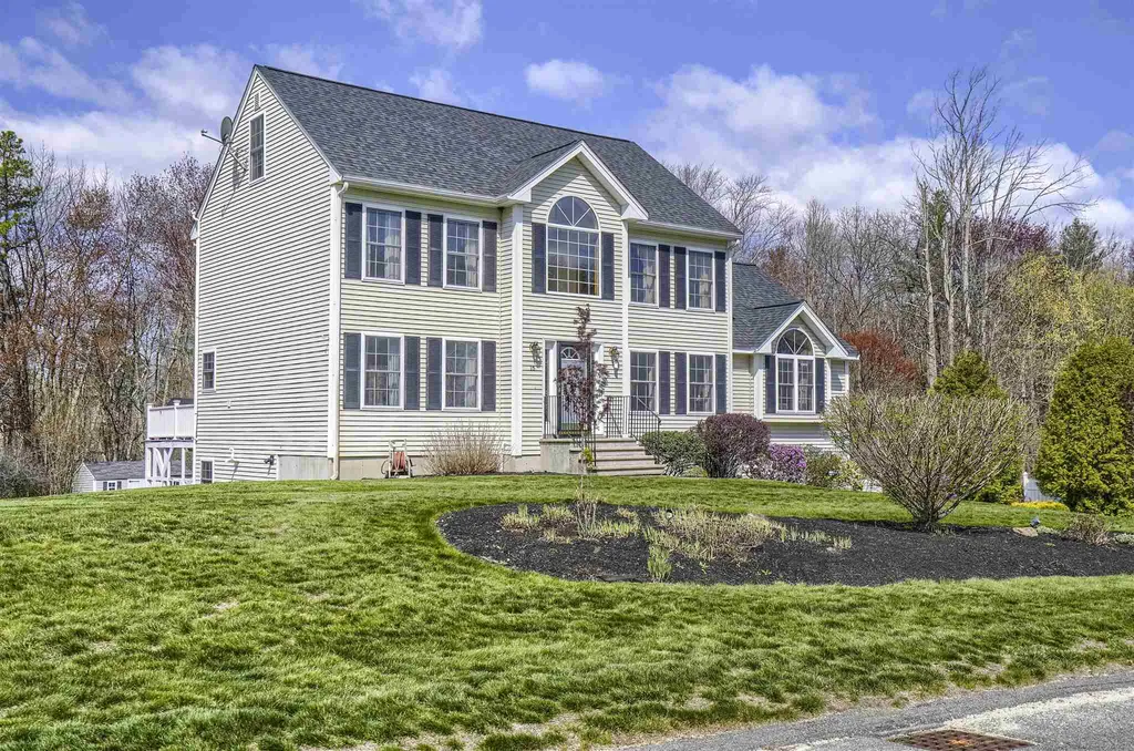 15 Beacon Hill Road Pelham NH 03076