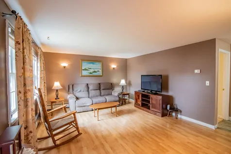 17 Concord Avenue Derry NH 03038