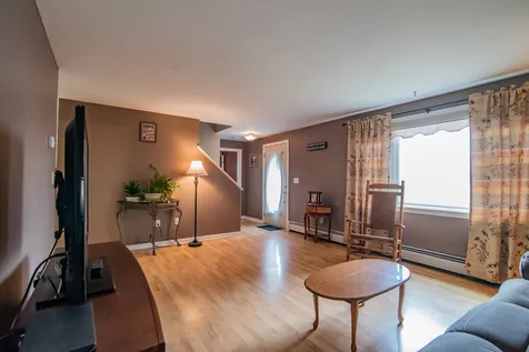 17 Concord Avenue Derry NH 03038