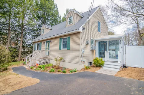17 Concord Avenue Derry NH 03038