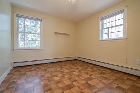17 Concord Avenue Derry NH 03038