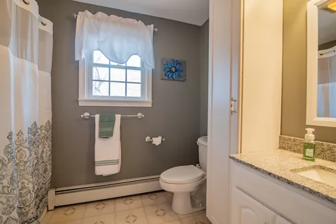 17 Concord Avenue Derry NH 03038