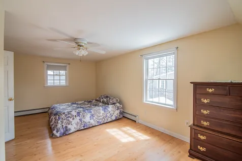 17 Concord Avenue Derry NH 03038