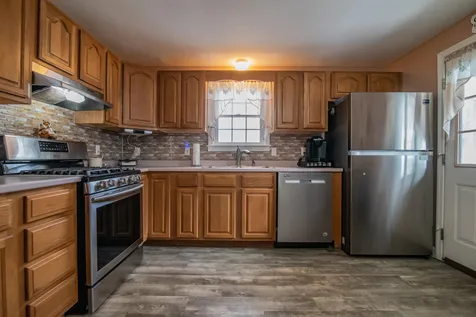 17 Concord Avenue Derry NH 03038