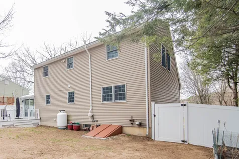 17 Concord Avenue Derry NH 03038