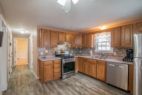 17 Concord Avenue Derry NH 03038