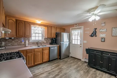 17 Concord Avenue Derry NH 03038