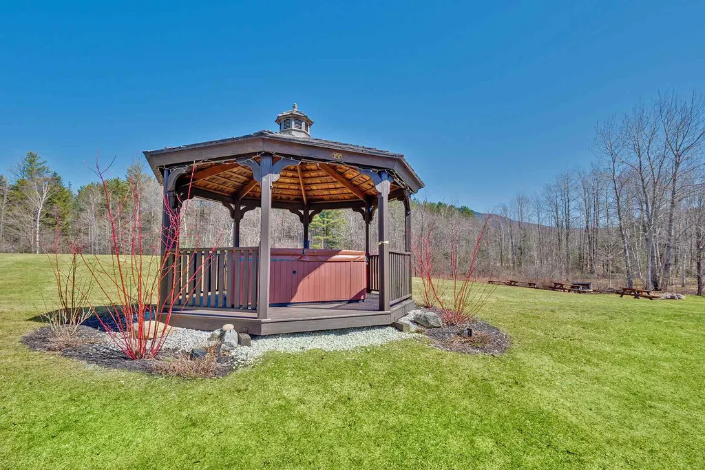 54 Red Clover Lane Mendon VT 05701