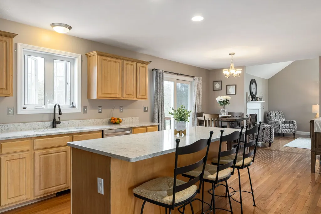 30 Pond Road Raymond NH 03077