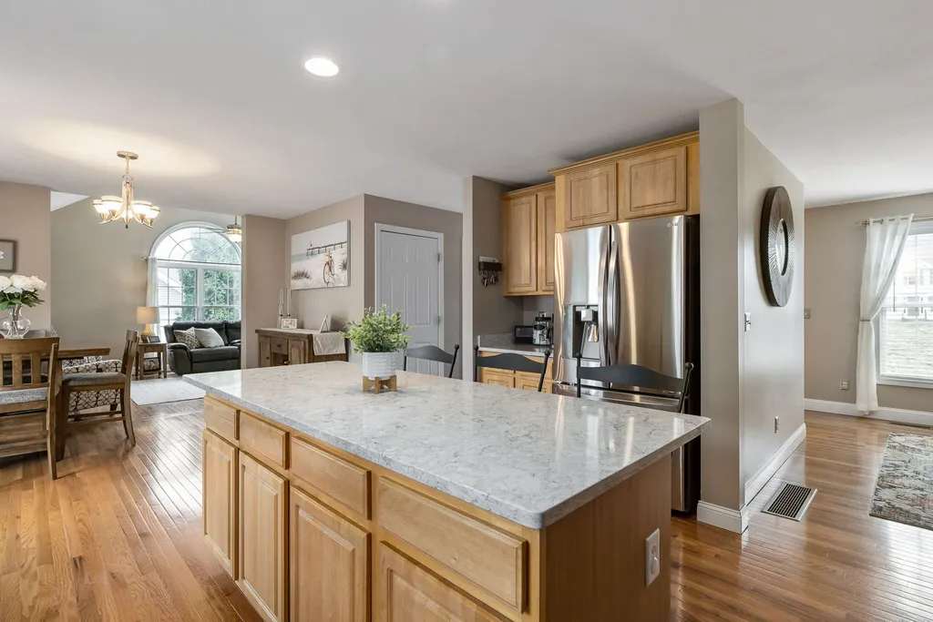 30 Pond Road Raymond NH 03077