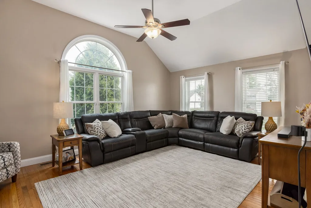 30 Pond Road Raymond NH 03077