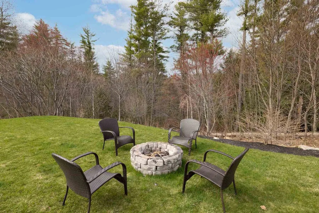 30 Pond Road Raymond NH 03077