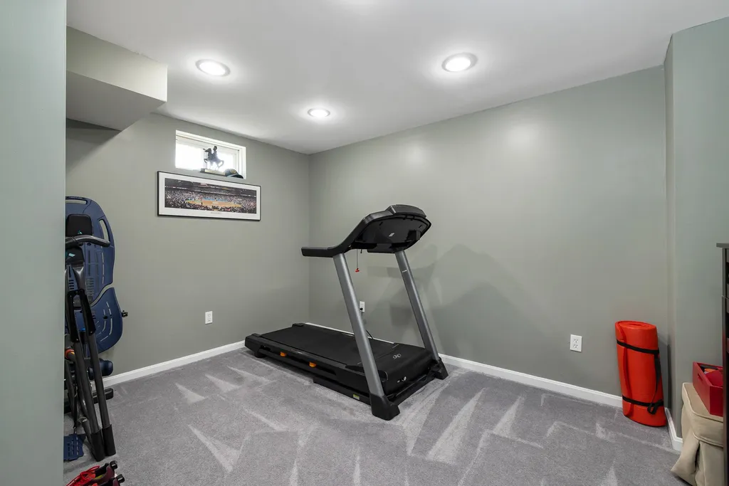 30 Pond Road Raymond NH 03077