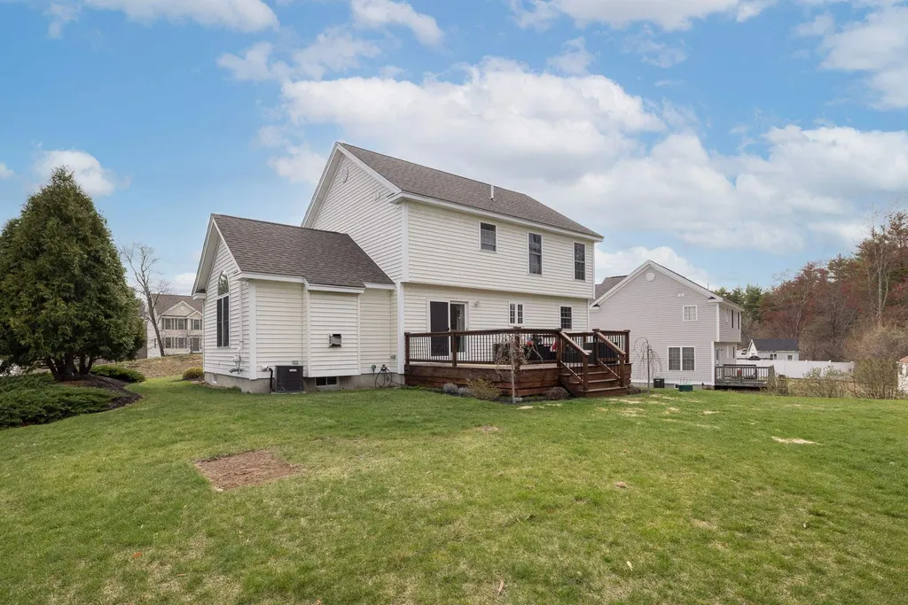 30 Pond Road Raymond NH 03077