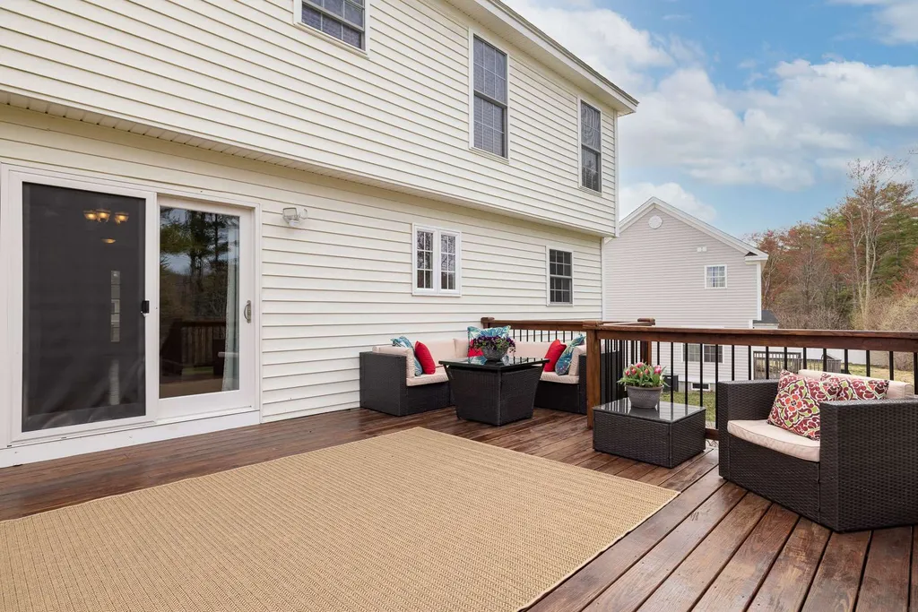 30 Pond Road Raymond NH 03077
