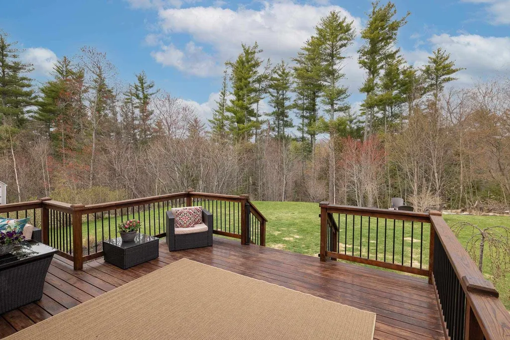 30 Pond Road Raymond NH 03077