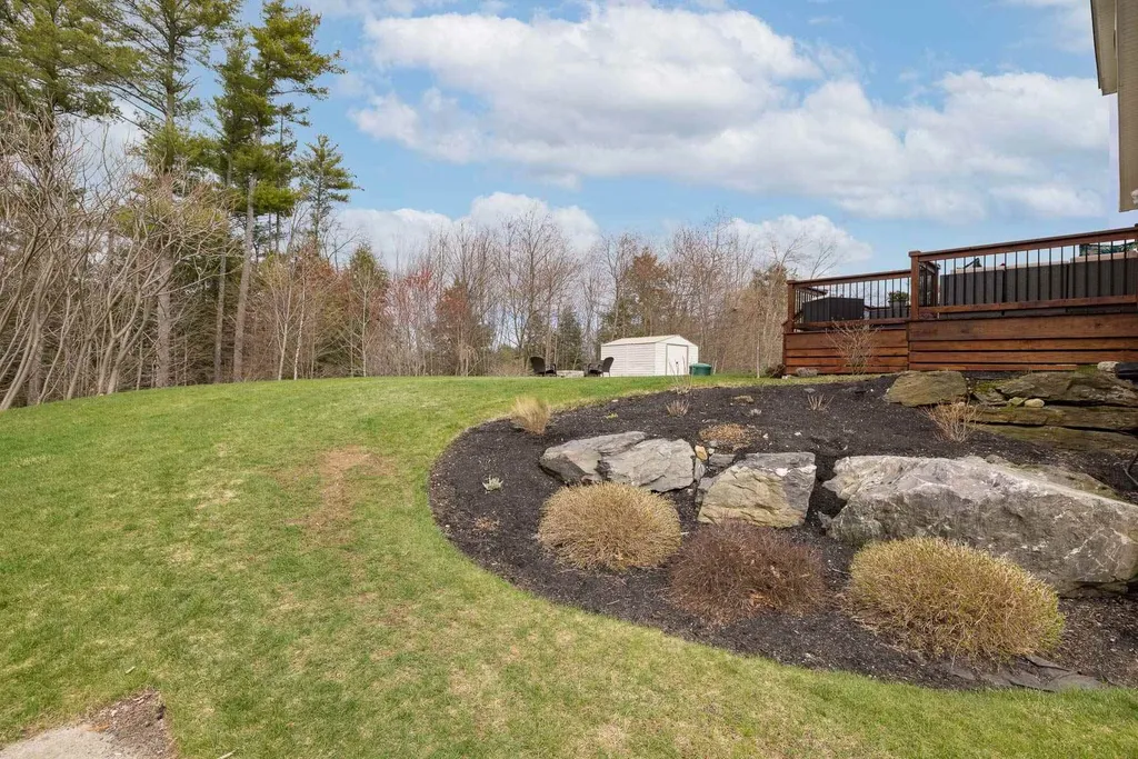 30 Pond Road Raymond NH 03077