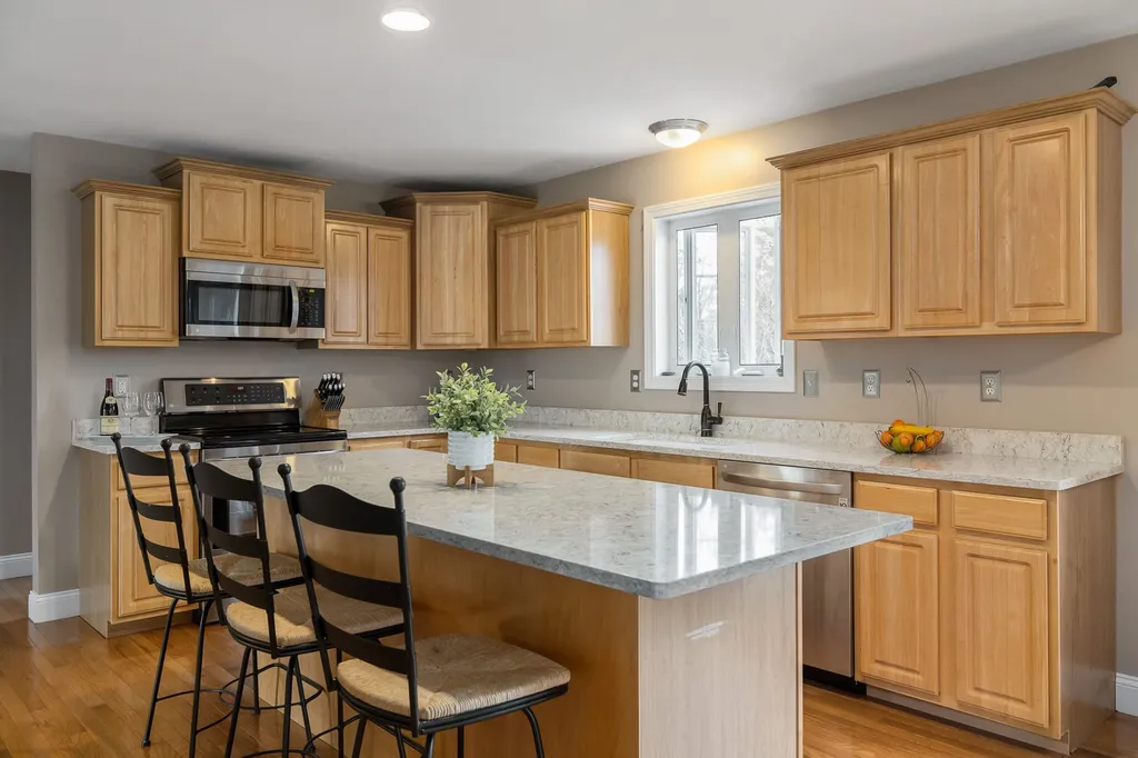 30 Pond Road Raymond NH 03077