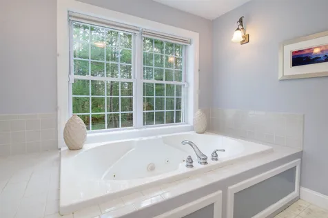 11 Captains Way Exeter NH 03833-4563