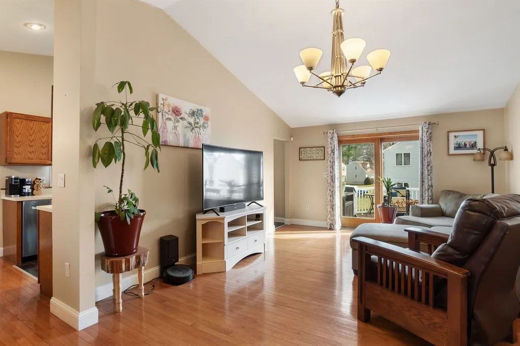 7 Fenwick Street Nashua NH 03063