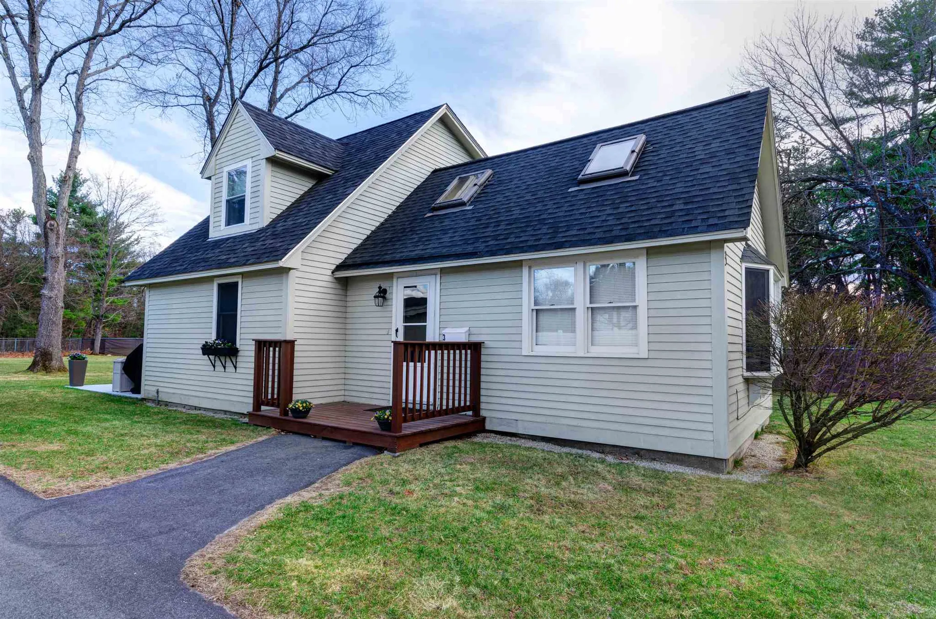 3 Oakwood Street Hudson NH 03051