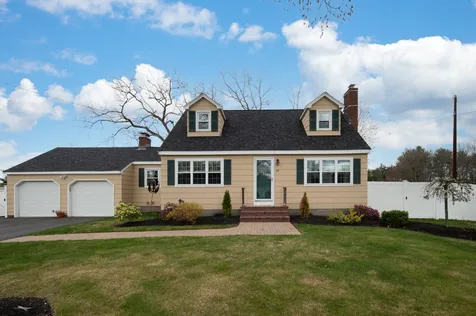 18 Hunters Lane Nashua NH 03063-2245