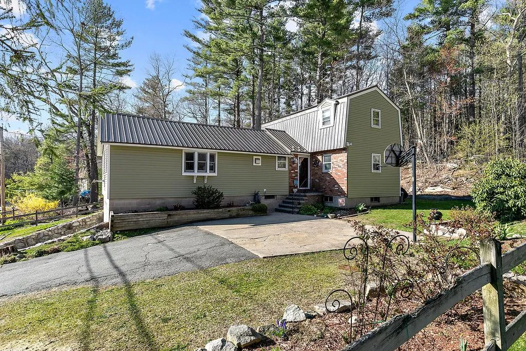 72 Honor Roll Road Pelham NH 03076